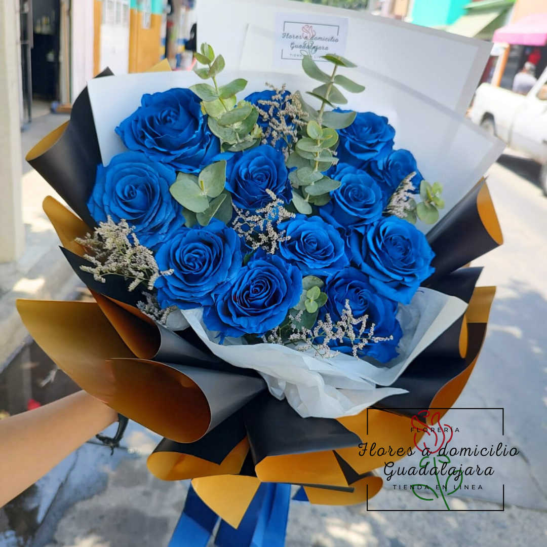 Ramo con rosas azules