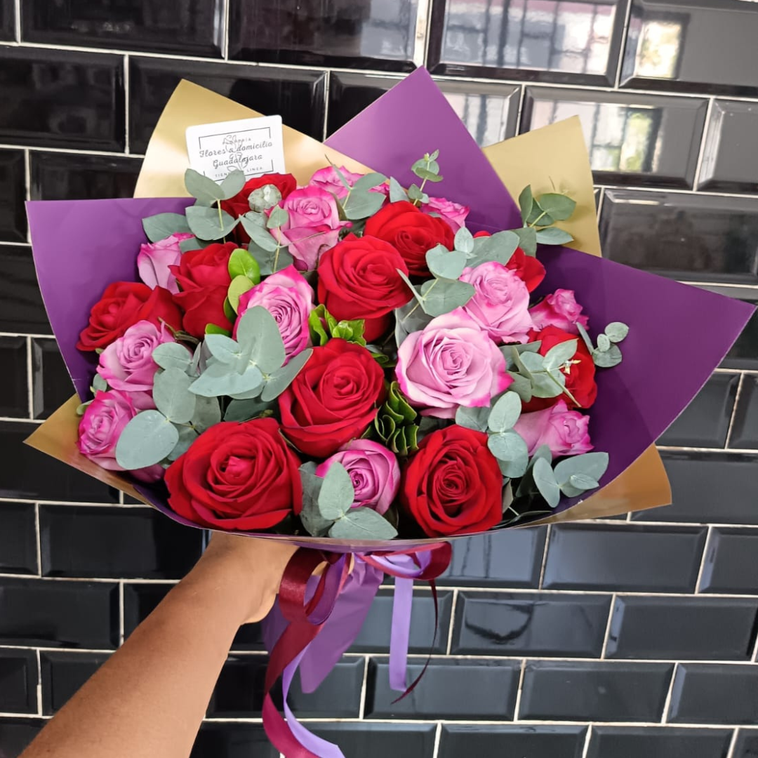 Ramo de 24 rosas combinadas
