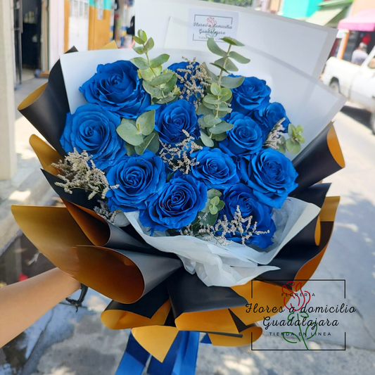 Ramo con rosas azules