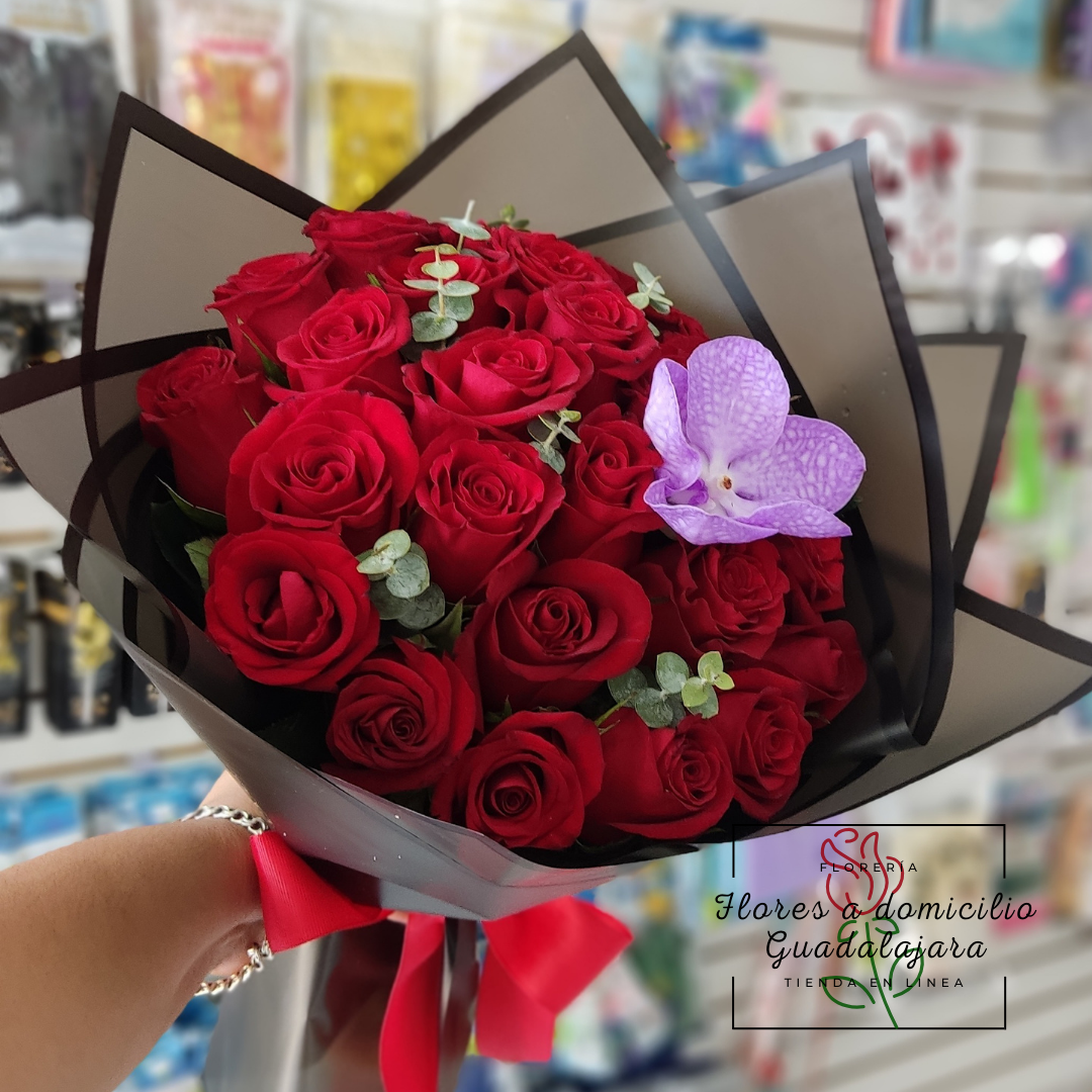 Ramo de 24 rosas con flor de orquidea