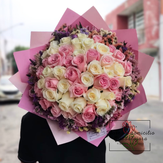 Ramo de 50 rosas combinadas con estatice (leticia)