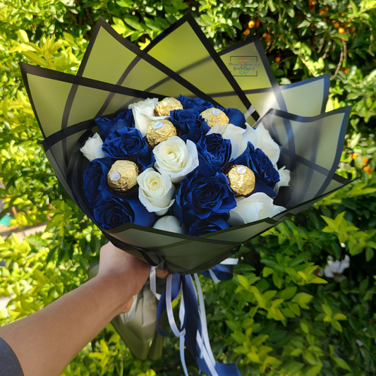 Ramo de 24 rosas blancas y azules con chocolates Ferrero