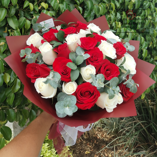 Ramo Especial de 50 Rosas Rojas y Blancas