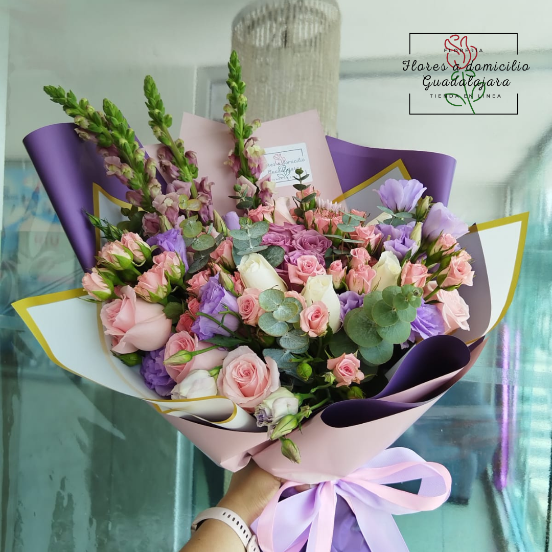 Ramo Romántico de Rosas y Lisianthus