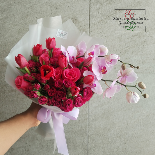 Detalle Floral con Rosas Baby, Tulipanes y Orquídeas