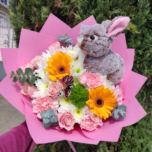 Ramo de flores surtidas con peluche