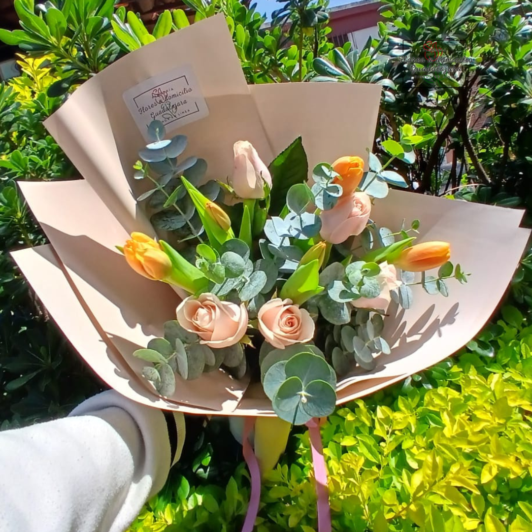 Ramo de 5 tulipanes y 5 rosas