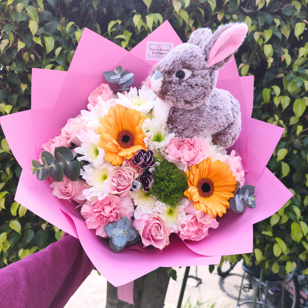 Ramo de flores surtidas con peluche